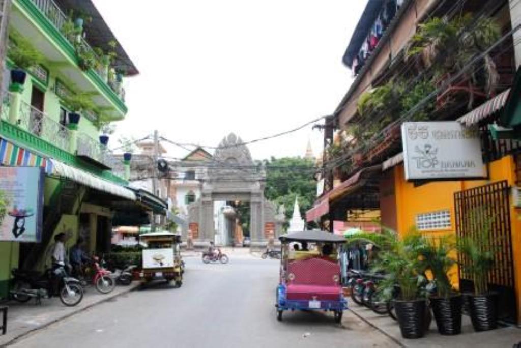 Top Banana Guesthouse & Rooftop Bar Phnom Penh Exterior photo