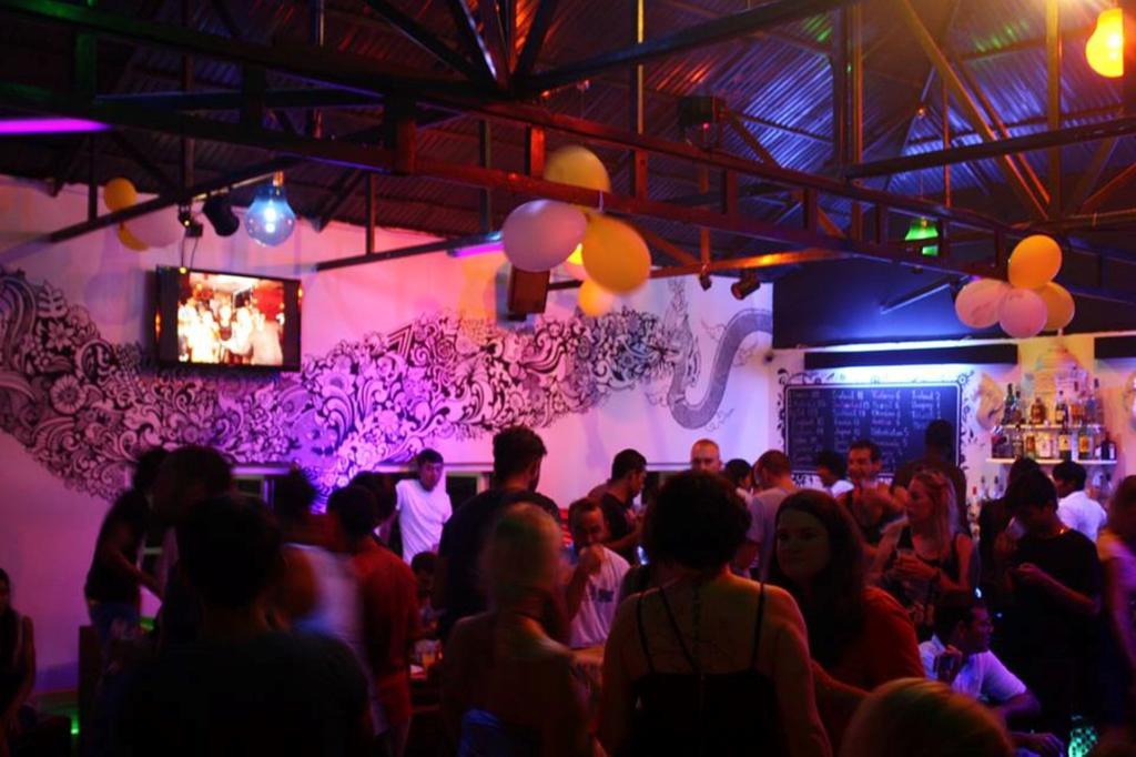 Top Banana Guesthouse & Rooftop Bar Phnom Penh Exterior photo