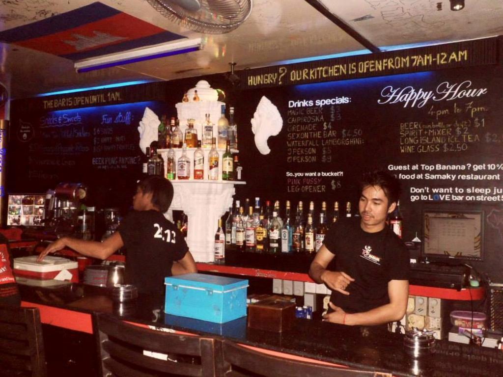 Top Banana Guesthouse & Rooftop Bar Phnom Penh Exterior photo