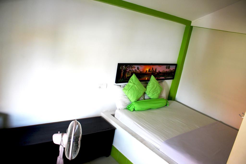 Top Banana Guesthouse & Rooftop Bar Phnom Penh Exterior photo