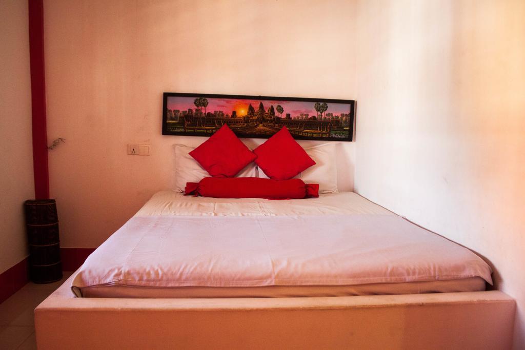 Top Banana Guesthouse & Rooftop Bar Phnom Penh Exterior photo