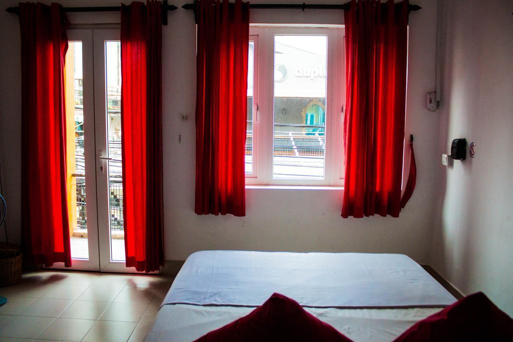 Top Banana Guesthouse & Rooftop Bar Phnom Penh Exterior photo