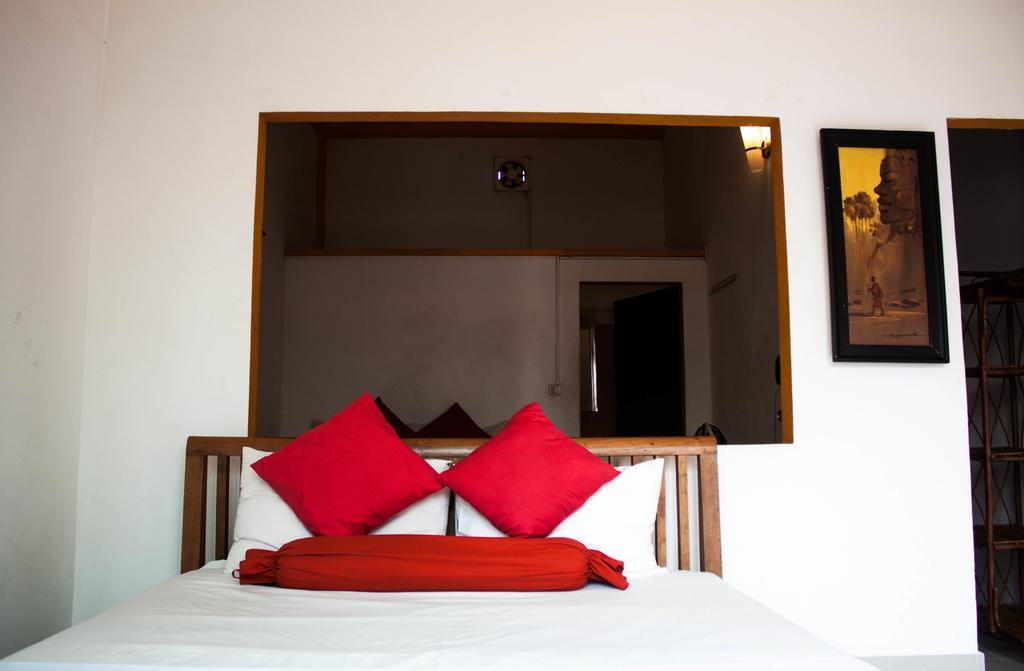 Top Banana Guesthouse & Rooftop Bar Phnom Penh Exterior photo