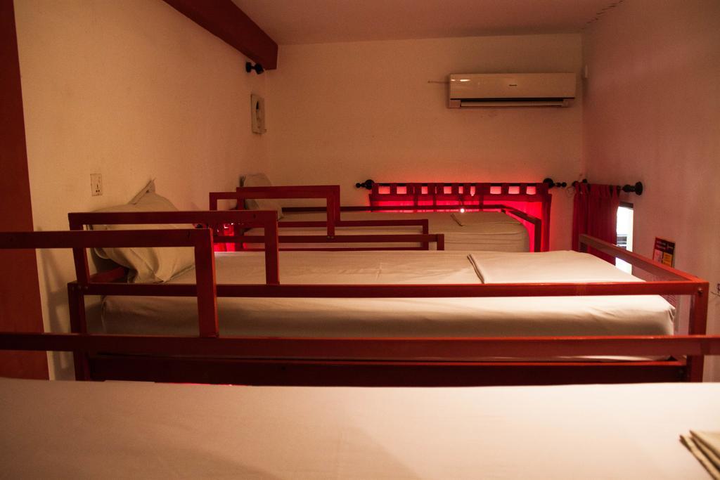 Top Banana Guesthouse & Rooftop Bar Phnom Penh Exterior photo